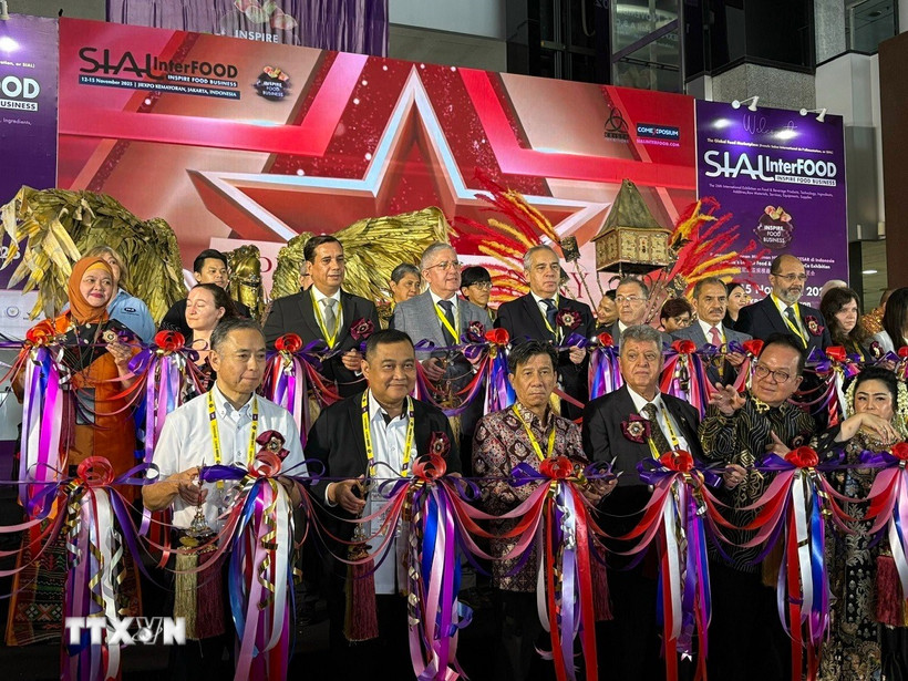 Đại sứ Việt Nam tại Indonesia Tạ Văn Thông (hàng đầu, thứ ba, từ trái sang) cùng Đại sứ một số nước cắt băng khai mạc Triển lãm. (Ảnh: Minh Hưởng/TTXVN)