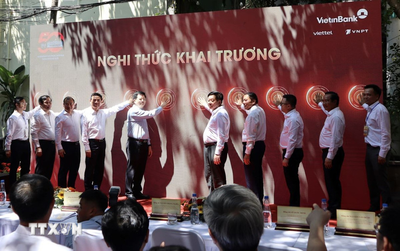 Lãnh đạo Chính phủ, Bộ ngành và Thành phố Hồ Chí Minh thực hiện nghi thức Khai trương Trung tâm Báo chí tuyên truyền các hoạt động Kỷ niệm 50 năm Ngày Giải phóng miền Nam, thống nhất đất nước. (Ảnh: Xuân Anh/TTXVN)