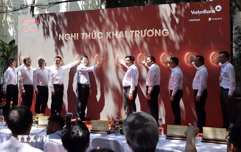 Lãnh đạo Chính phủ, Bộ ngành và Thành phố Hồ Chí Minh thực hiện nghi thức Khai trương Trung tâm Báo chí tuyên truyền các hoạt động Kỷ niệm 50 năm Ngày Giải phóng miền Nam, thống nhất đất nước. (Ảnh: Xuân Anh/TTXVN)