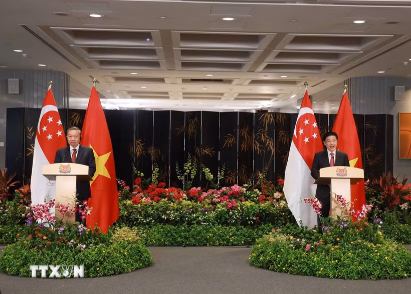 Tổng Bí thư Tô Lâm và Thủ tướng Singapore Lawrence Wong phát biểu với báo chí tuyên bố nâng cấp quan hệ Việt Nam-Singapore lên Đối tác Chiến lược toàn diện. (Ảnh: Thống Nhất/TTXVN)