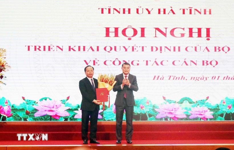 Ủy viên Bộ Chính trị, Trưởng Ban tổ chức Trung ương Lê Minh Hưng trao Quyết định cho tân Bí thư tỉnh ủy Hà Tĩnh Nguyễn Duy Lâm. (Ảnh: Công Tường/TTXVN)