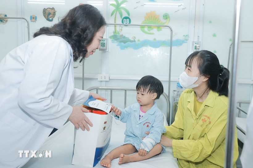 Phó Chủ tịch nước Võ Thị Ánh Xuân thăm, tặng quà cho bệnh nhi đang điều trị tại Khoa Nhi (Bệnh viện Phổi Trung ương) nhân dịp Ngày Quốc tế thiếu nhi 1/6. (Ảnh: Minh Quyết/TTXVN)