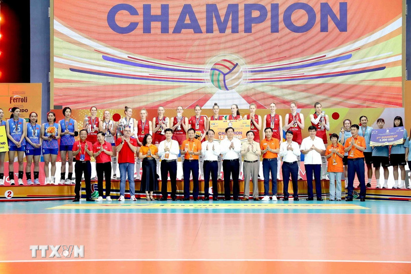 Lãnh đạo tỉnh Phú Thọ, lãnh đạo Đài Truyền hình Việt Nam cùng các nhà tài trợ chúc mừng chức vô địch của đội bóng chuyền nữ Korabelka (Nga). (Ảnh: PV/TTXVN)