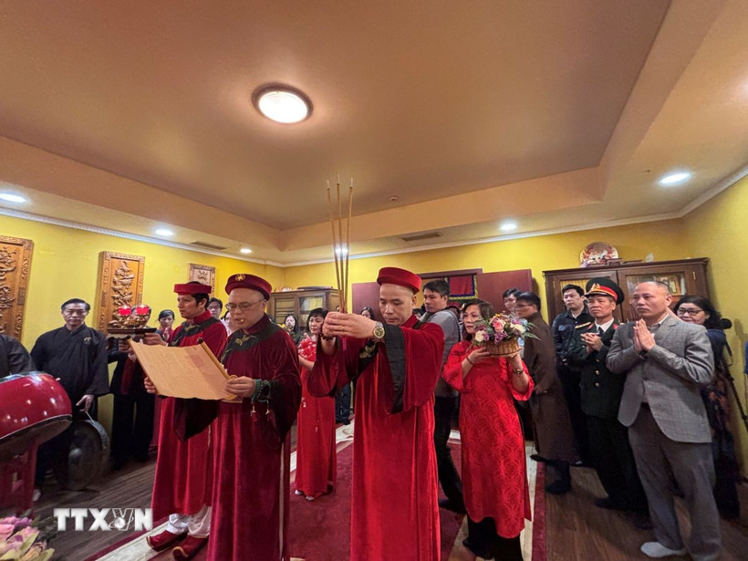 Ông Nguyễn Cảnh Hồng Lĩnh, Phó chủ tịch Liên hiệp và trưởng đạo tràng tại Niệm Phật Đường, thực hiện nghi lễ dâng hương. (Ảnh: Tâm Hằng/TTXVN)