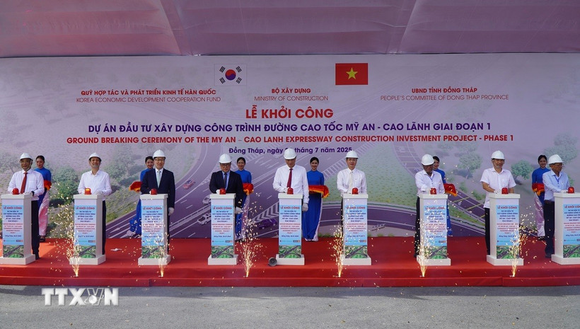 Đại biểu thực hiện nghi thức khởi công dự án đầu tư xây dựng công trình đường cao tốc Mỹ An-Cao Lãnh giai đoạn 1. (Ảnh: Nhựt An/TTXVN)