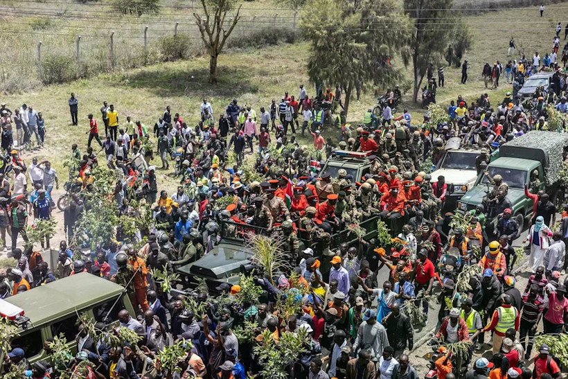 Người đưa tang tập trung để đưa thi hài của cựu Thủ tướng Kenya Raila Odinga đến Nairobi. (Nguồn: AP)