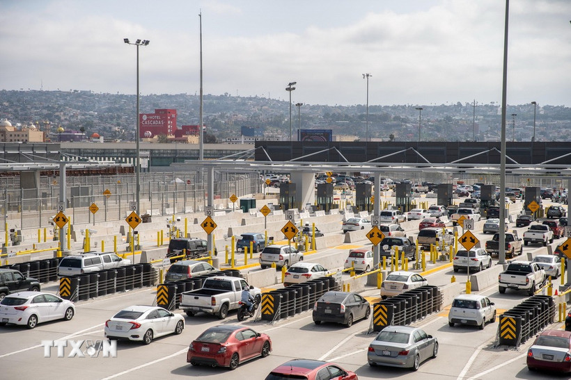Ôtô di chuyển qua khu vực cửa khẩu ở San Ysidro, bang California, Mỹ. (Ảnh: AFP/TTXVN)