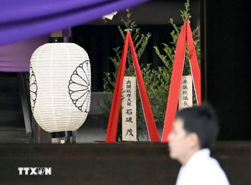 Đồ lễ do Thủ tướng Nhật Bản Shigeru Ishiba gửi tới đền Yasukuni ở thủ đô Tokyo, Nhật Bản, ngày 21/4. (Ảnh: Kyodo/TTXVN)