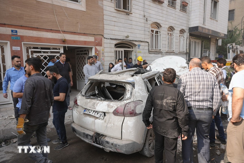 Phương tiện bị phá hủy sau cuộc không kích của Israel tại Tehran, Iran. (Ảnh: THX/TTXVN)