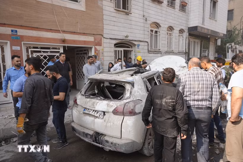 Phương tiện bị phá hủy sau cuộc không kích của Israel tại Tehran, Iran. (Ảnh: THX/TTXVN)