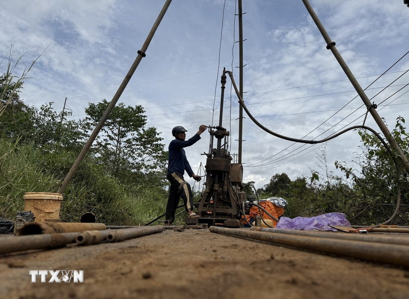 Đơn vị thi công tiến hành khoan thăm dò địa chất tại 5 vị trí thuộc đoạn sụt lún nền đường tại Km7+820 trên tuyến tránh phía Nam thành phố Bảo Lộc (Lâm Đồng). (Ảnh: Nguyễn Dũng/TTXVN)