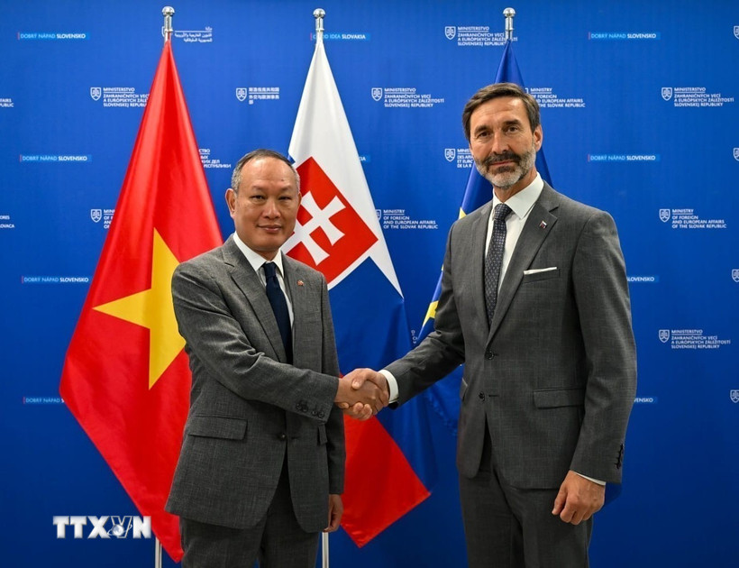 Đại sứ Việt Nam tại Slovakia Phạm Trường Giang và Bộ trưởng Ngoại giao Slovakia Juraj Blanár. (Ảnh: TTXVN phát)
