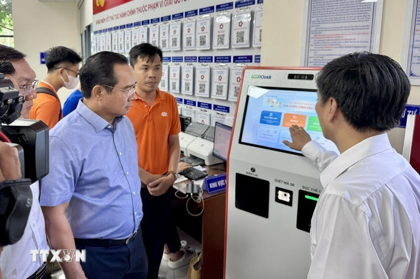 Chủ tịch Ủy ban Nhân dân Thành phố Hồ Chí Minh Nguyễn Văn Được khảo sát việc vận hành chính quyền địa phương hai cấp tại phường Bà Rịa. (Ảnh: Huỳnh Sơn/TTXVN)