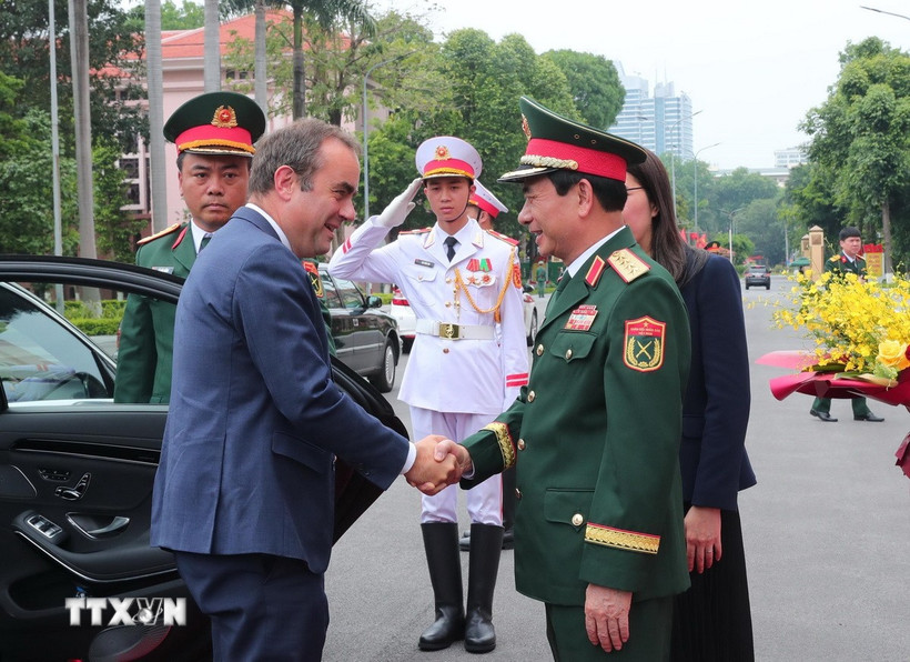 Bộ trưởng Bộ Quốc phòng Phan Văn Giang đón Bộ trưởng Quốc phòng Pháp Sébastien Lecornu. (Ảnh: Trọng Đức/TTXVN)