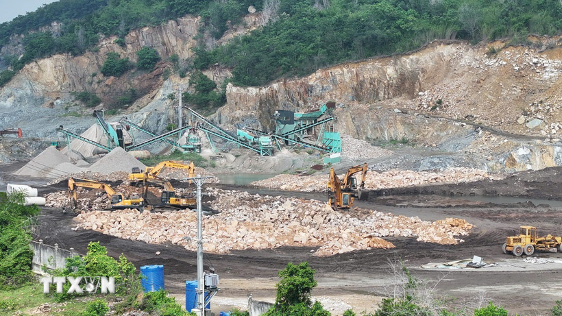 Các hoạt động khai thác khoáng sản trái phép. (Ảnh TTXVN phát)