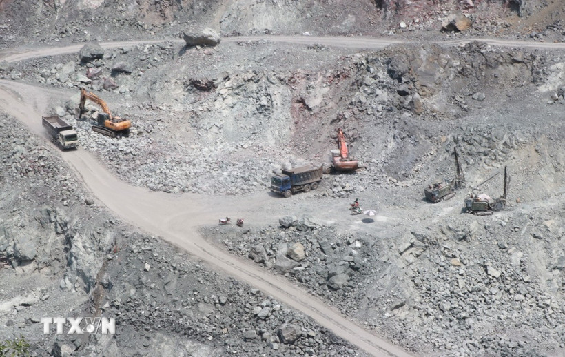 Hoạt động thác đá tại cụm mỏ đá Tân Cang. (Ảnh: Công Phong/TTXVN)