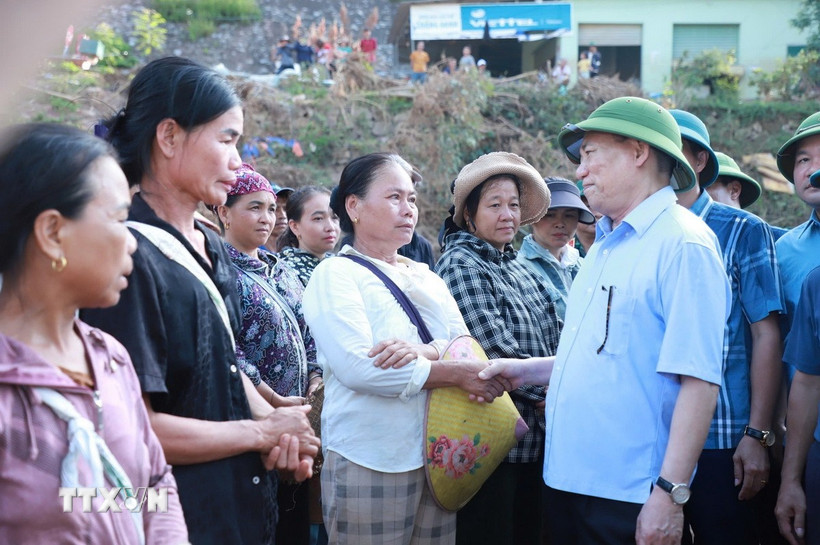 Phó Thủ tướng Hồ Đức Phớc thăm hỏi động viên bà con xã Mỹ Lý. (Ảnh: Trịnh Duy Hưng/TTXVN)