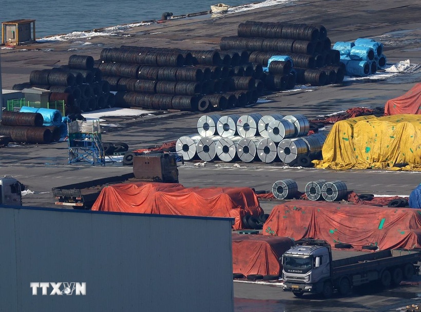 Thép chờ xuất khẩu tại cảng ở Pyeongtaek, Hàn Quốc. (Ảnh: Yonhap/TTXVN)