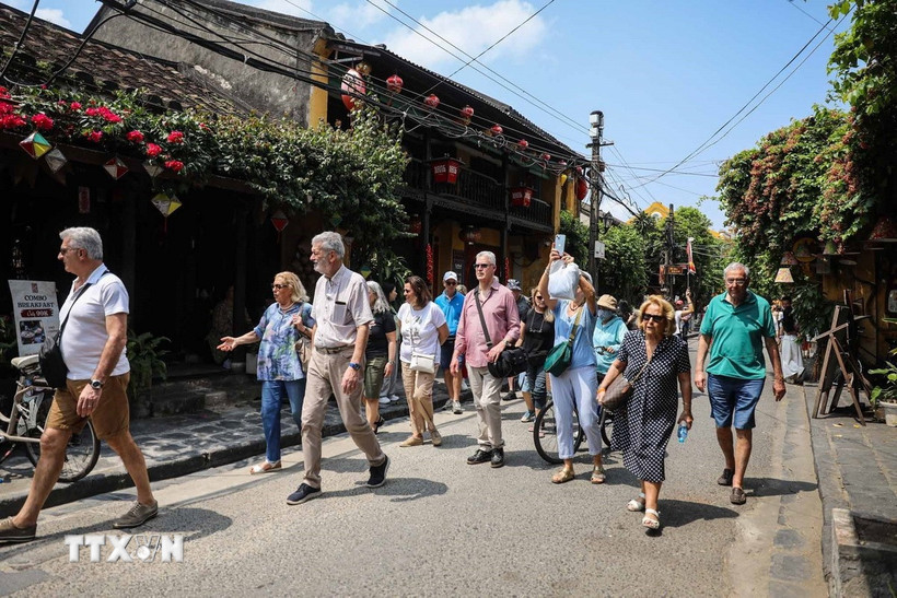 Du khách quốc tế tham quan phố cổ Hội An. (Ảnh: Quốc Khánh/TTXVN)