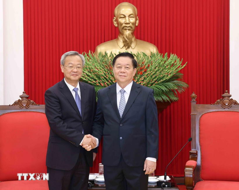 Ông Nguyễn Trọng Nghĩa, Trưởng Ban Tuyên giáo và Dân vận Trung ương, tiếp ông Trần Kiến Văn, Tổng Biên tập Nhân dân nhật báo (Trung Quốc). (Ảnh: Phương Hoa/TTXVN)