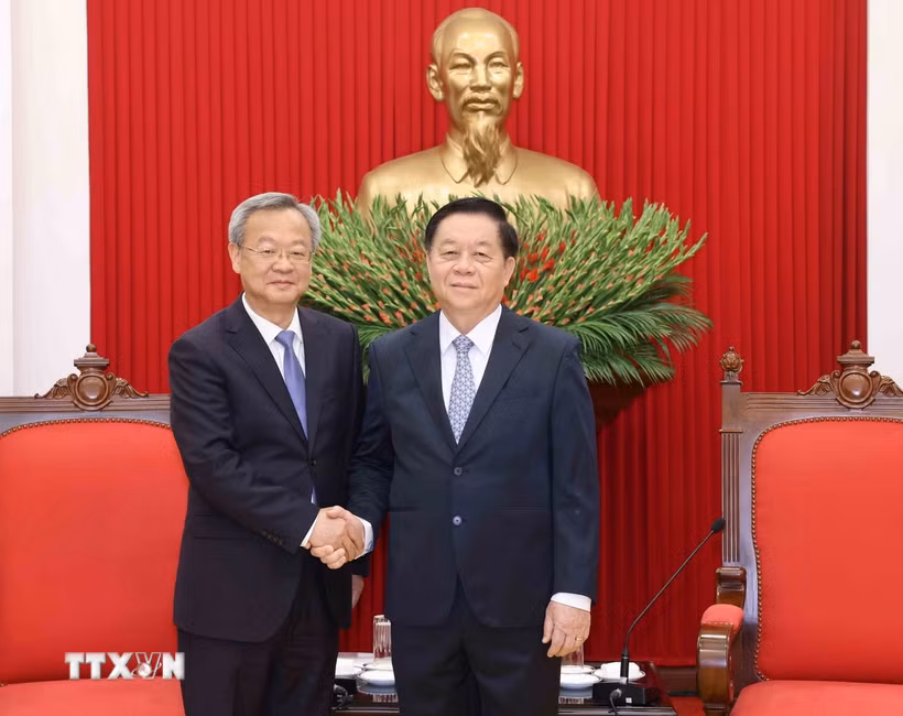 Ông Nguyễn Trọng Nghĩa, Trưởng Ban Tuyên giáo và Dân vận Trung ương, tiếp ông Trần Kiến Văn, Tổng Biên tập Nhân dân nhật báo (Trung Quốc). (Ảnh: Phương Hoa/TTXVN)