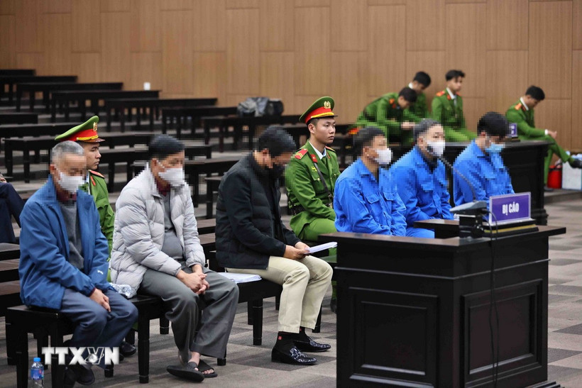 Các bị cáo tại phiên tòa ngày 16/1. (Ảnh: Minh Đức/TTXVN)