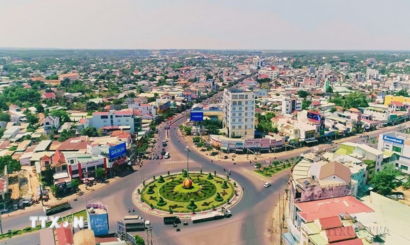 Con thuyền vươn ra biển - biểu tượng của vùng Đất Mũi Cà Mau bên cạnh Cột cờ Hà Nội. (Ảnh: Thế Anh/TTXVN)