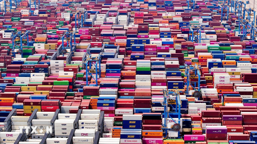 Cảng hàng hóa ở Sơn Đông, Trung Quốc. (Ảnh: THX/TTXVN)