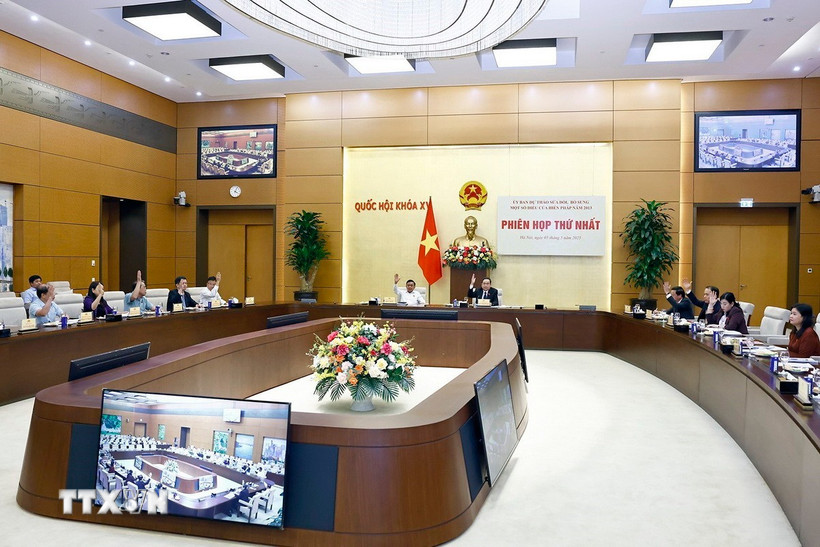 Đại biểu biểu quyết thông qua các văn bản tại Phiên họp thứ nhất của Ủy ban dự thảo sửa đổi, bổ sung một số điều của Hiến pháp năm 2013. (Ảnh: Doãn Tấn/TTXVN)