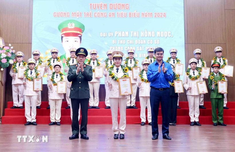 Đại tướng Lương Tam Quang, Bộ trưởng Bộ Công an, và Bí thư thứ nhất Trung ương Đoàn Bùi Quang Huy tuyên dương, trao giải thưởng “Gương mặt trẻ Công an tiêu biểu” năm 2024 cho các cá nhân có thành tích xuất sắc. (Ảnh: Phạm Kiên/TTXVN)