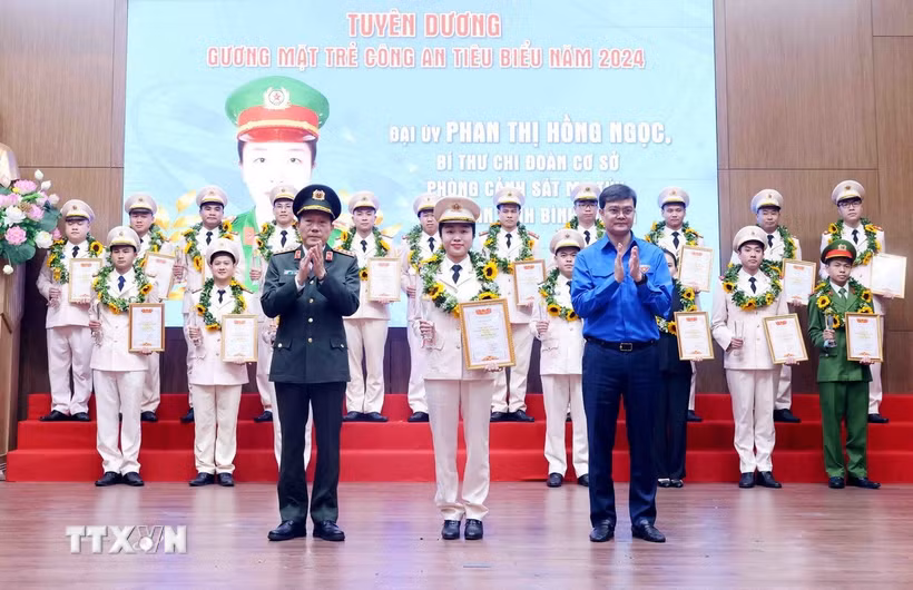 Đại tướng Lương Tam Quang, Bộ trưởng Bộ Công an, và Bí thư thứ nhất Trung ương Đoàn Bùi Quang Huy tuyên dương, trao giải thưởng “Gương mặt trẻ Công an tiêu biểu” năm 2024 cho các cá nhân có thành tích xuất sắc. (Ảnh: Phạm Kiên/TTXVN)