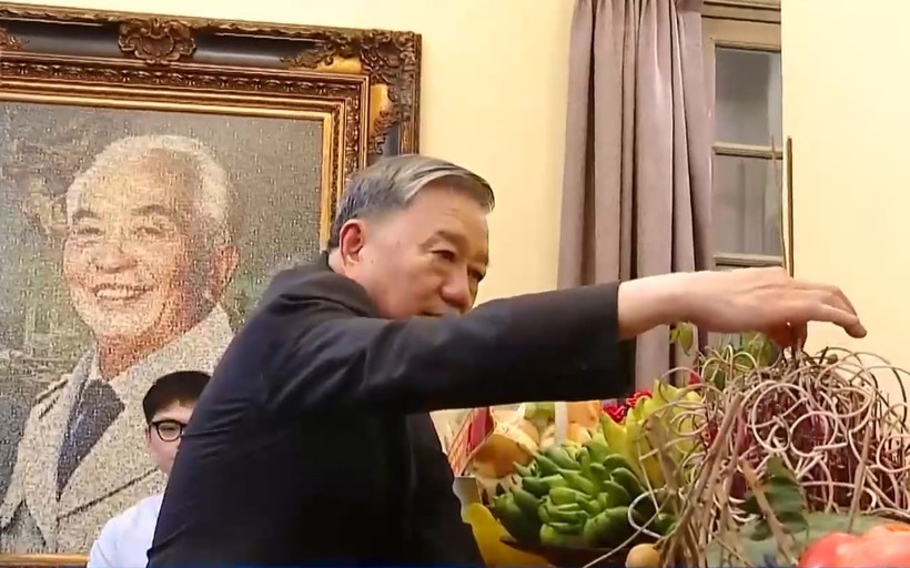 Tổng Bí thư Tô Lâm dâng hương, dâng hoa, bày tỏ lòng tri ân sâu sắc đến Đại tướng Võ Nguyên Giáp. (Nguồn: VTV)