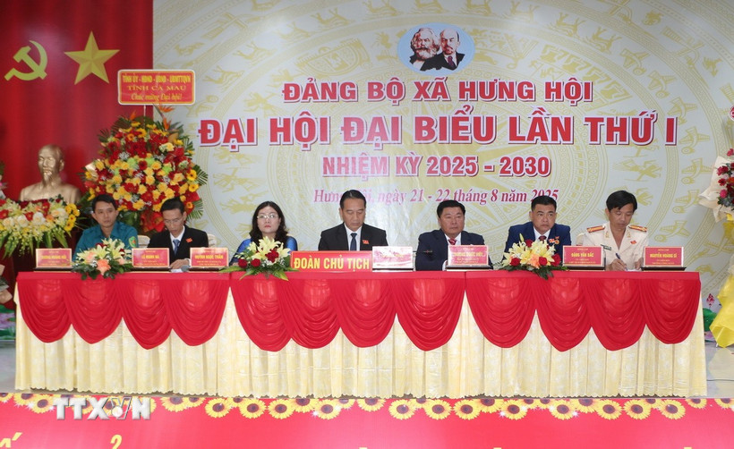 Đoàn Chủ tịch điều hành Đại hội. (Ảnh: Tuấn Kiệt/TTXVN)