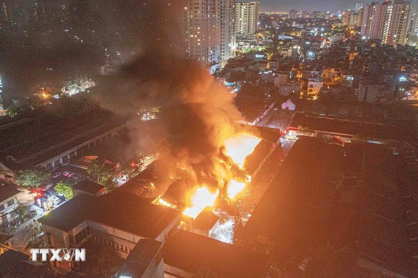 Đến khoảng 2 giờ sáng, lửa vẫn bùng phát to tại hiện trường vụ cháy trong ngõ 389 phố Trương Định, phường Tân Mai, thành phố Hà Nội. (Ảnh: Phạm Tuấn Anh/TTXVN)