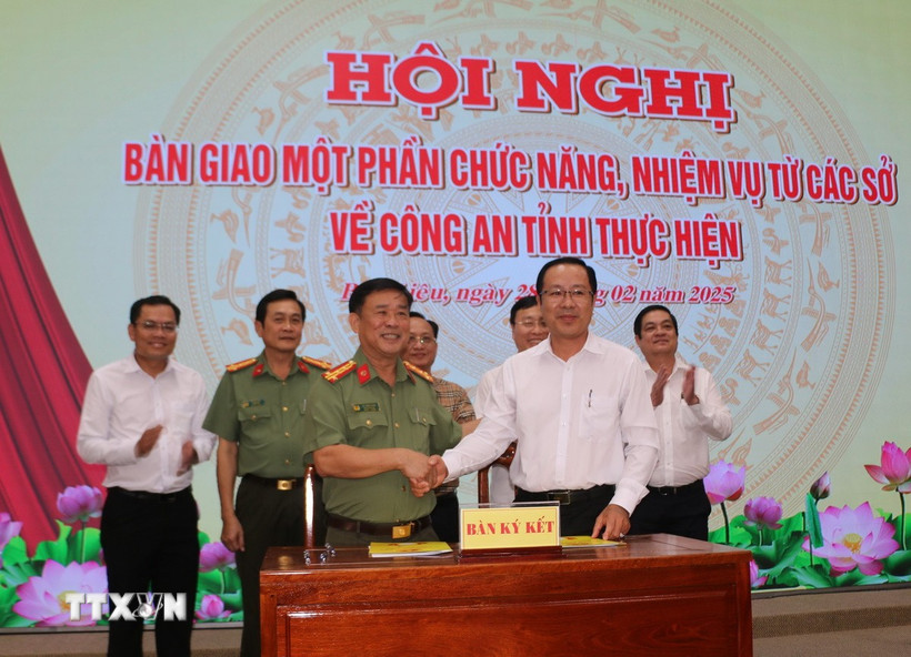 Ký kết, bàn giao nhiệm vụ giữa Ban giám đốc Công an tỉnh Bạc Liêu và lãnh đạo Sở Tư pháp. (Ảnh: Tuấn Kiệt/TTXVN)