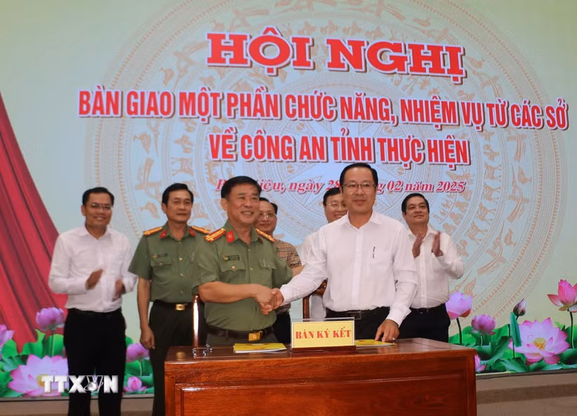 Ký kết, bàn giao nhiệm vụ giữa Ban giám đốc Công an tỉnh Bạc Liêu và lãnh đạo Sở Tư pháp. (Ảnh: Tuấn Kiệt/TTXVN)