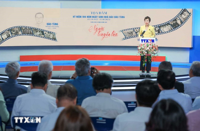 Tổng Giám đốc, Chủ tịch Liên chi Hội nhà báo TTXVN Vũ Việt Trang phát biểu khai mạc tọa đàm. (Ảnh: Hoàng Hiếu/TTXVN)