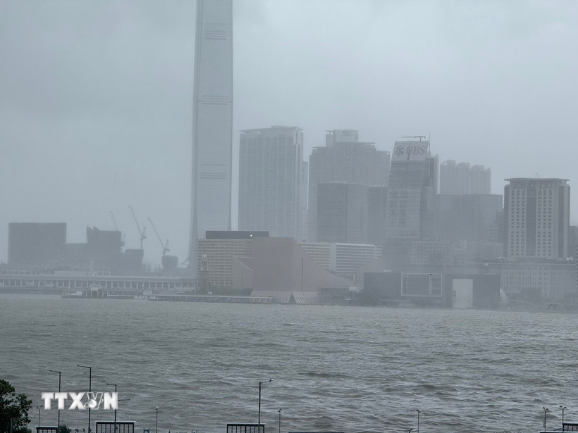 Nước dâng cao tại cảng Victoria (Hong Kong, Trung Quốc). (Ảnh: Mạc Luyện/TTXVN)
