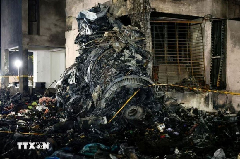 Hiện trường vụ tai nạn máy bay thảm khốc tại Ấn Độ. (Ảnh: REUTERS/TTXVN)