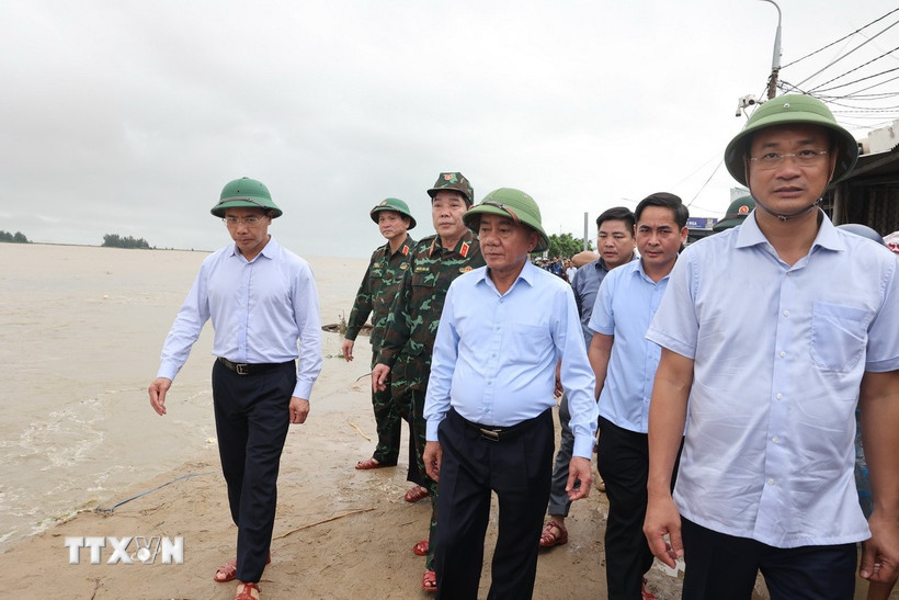 Ông Trần Cẩm Tú, Thường trực Ban Bí thư, đến động viên các lực lượng đang ngày đêm gia cố, bảo vệ bờ kè tại thôn An Lương bị sạt lở uy hiếp đến tính mạng tài sản của hàng trăm hộ dân xã Duy Nghĩa. (Ảnh: Anh Dũng/TTXVN)