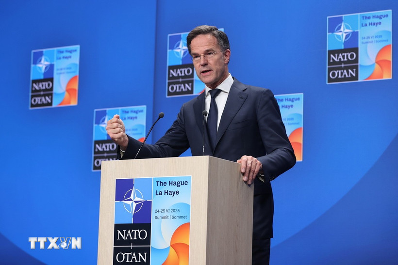 Tổng Thư ký NATO Mark Rutte phát biểu họp báo tại La Hay, Hà Lan. (Ảnh: THX/TTXVN)