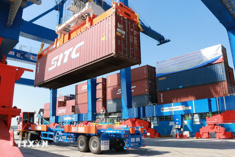 Xe đầu kéo tiếp nhận container hàng hóa tại cảng Phước An. (Ảnh: Công Phong/TTXVN)