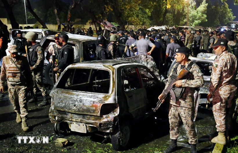 Hiện trường một vụ nổ bom ở Pakistan. (Ảnh: THX/TTXVN)