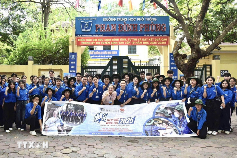 Đội hình tiếp sức mùa thi tại điểm thi trường THPT Phan Đình Phùng. (Ảnh: Minh Đức/TTXVN)