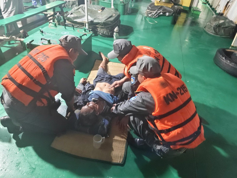 Tổ quân y thăm khám, sơ cứu cho ngư dân.