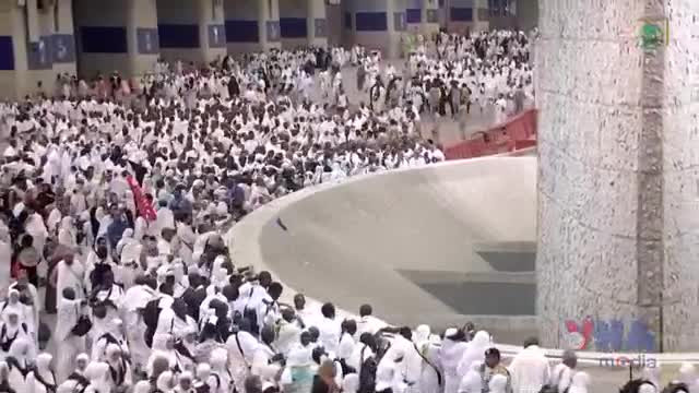 Người hành hương thực hiện nghi lễ ném đá.