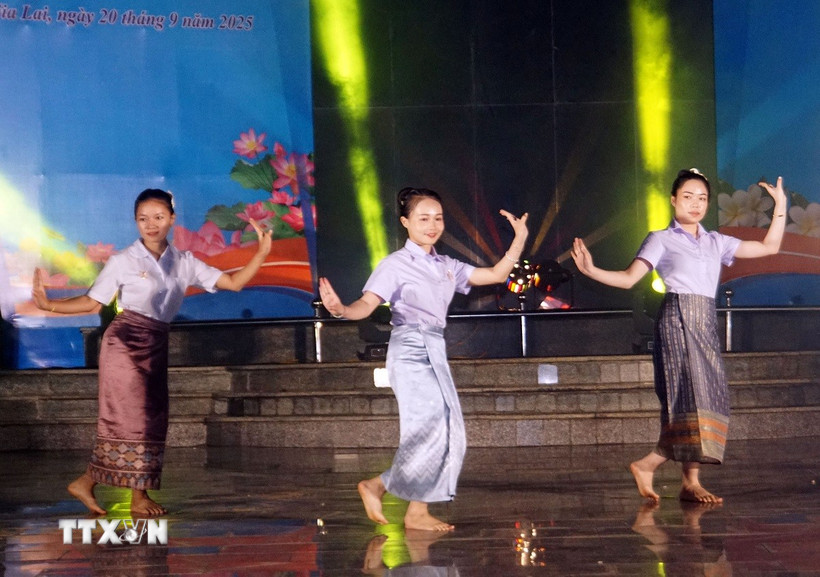Tiết mục văn nghệ tại chương trình nghệ thuật. (Ảnh: Trịnh Bang Nhiệm/TTXVN)