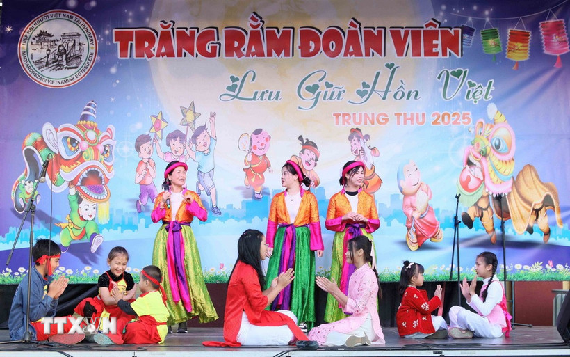 Tiết mục văn nghệ do thiếu nhi người Việt sống tại Buldapest biểu diễn. (Ảnh: TTXVN phát)