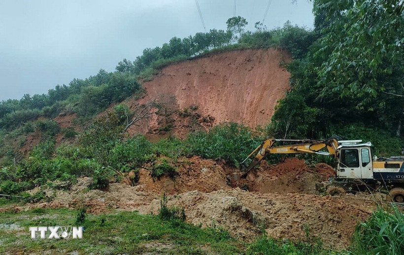Một vị trí sạt lở mới trên đèo Lò Xo. (Ảnh: Dư Toán/TTXVN)