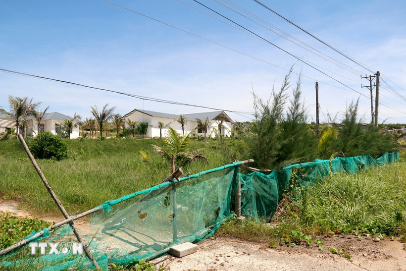 Một khu du lịch ven biển dọc theo đường ĐT719, xã Tân Thành, rào chắn tạm bợ và không hoạt động. (Ảnh: Nguyễn Thanh/TTXVN)